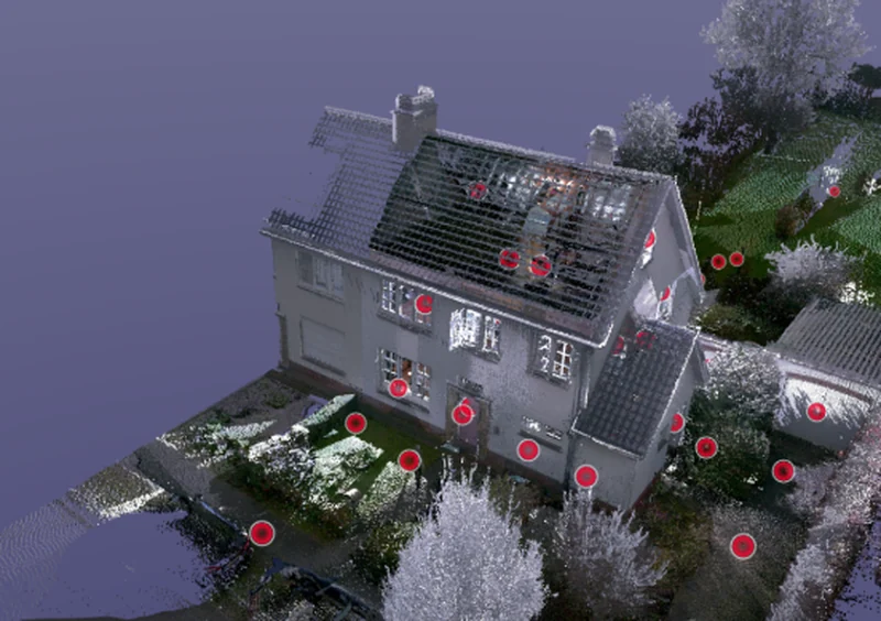Puntenwolk van een gescande woning, met de scanposities in het rood aangeduid